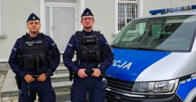 Strzegomscy policjanci, niczym bohaterowie, uratowali malca przed tragicznym upadkiem z drugiego piętra